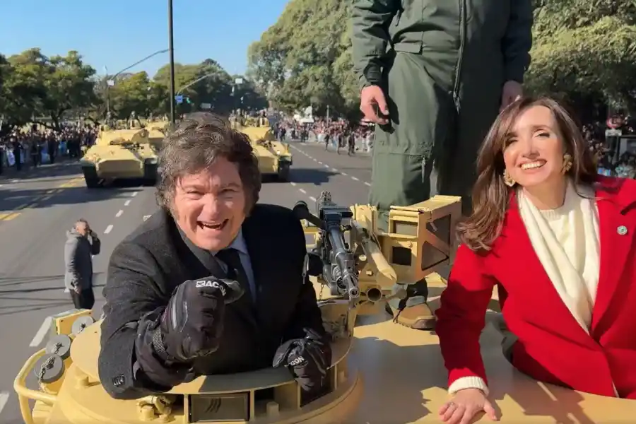 Milei y Villarruel, arriba del tanque de guerra. CAPTURA DE VIDEO