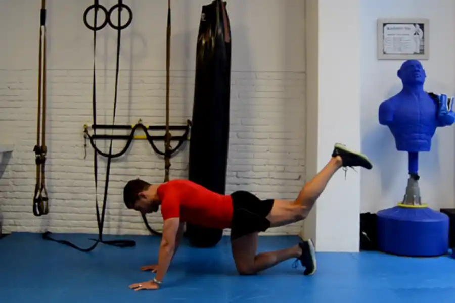 Patada de burro, uno de los ejercicios de la rutina efectivo para ganar m´suculo.