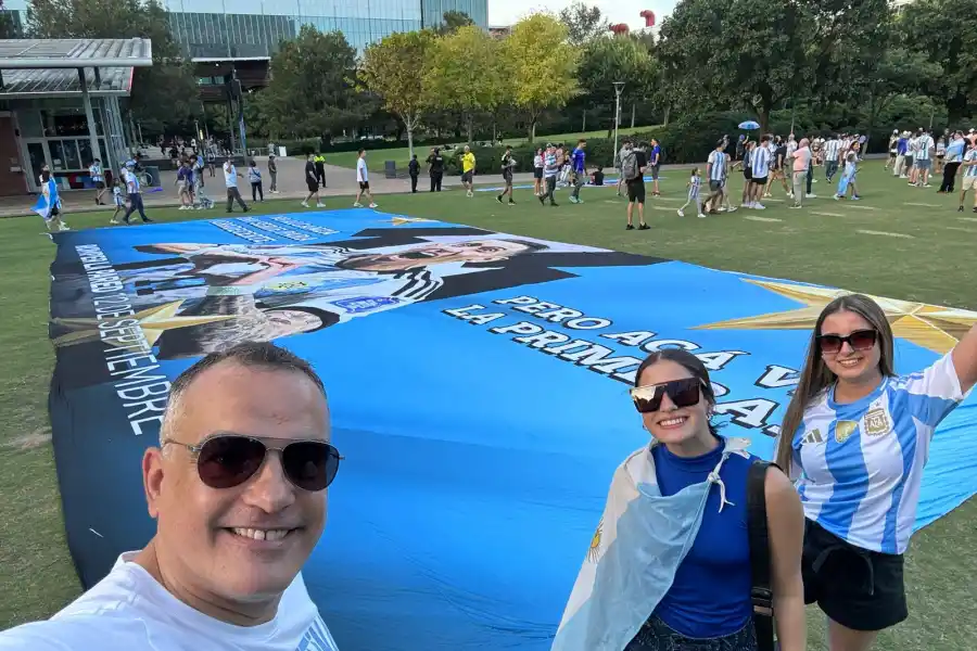 SIEMPRE JUNTOS. Daniel Díaz posa con sus hijas, en el banderazo de Houston.