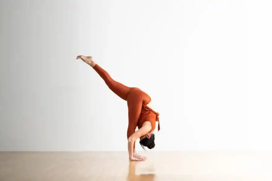 El s´lit de parado debe realizarse levantando una pierna y luego bajándola hasta el pecho.