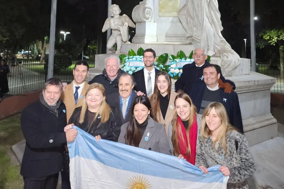 Homenaje a Alberdi: diputados libertarios y de FR dejaron una ofrenda floral