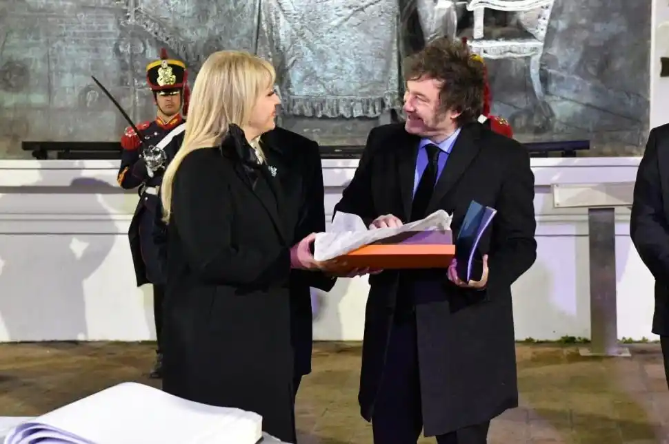 RECIBIMIENTO. Chahla, intendenta de la Capital, entregó un regalo al Presidente por su visita a la ciudad.