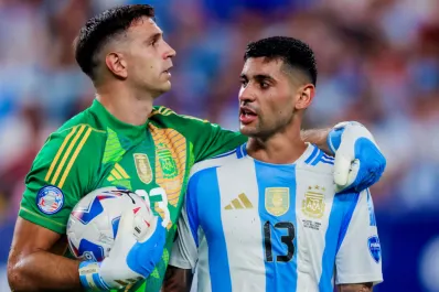 La provocativa broma del “Dibu” Martínez a “Cuti” Romero: “¿Me querías comer la boca?”