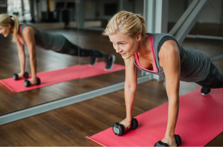 Hacer ejercicio durante la menopausia mejorar la salud física y emocional de las mujeres