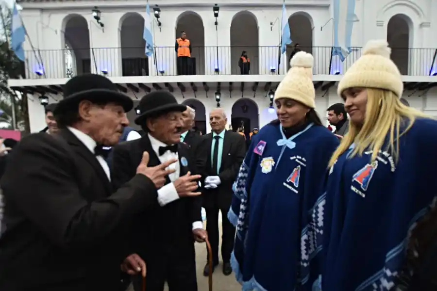 LOS CHAPLIN. Juan y Miguel Aguilar hablan con dos hermanas mellizas.