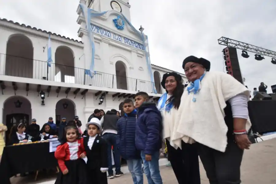 VESTIDOS DE ÉPOCA. Se vieron mucho los colores patrios en la vestimenta.