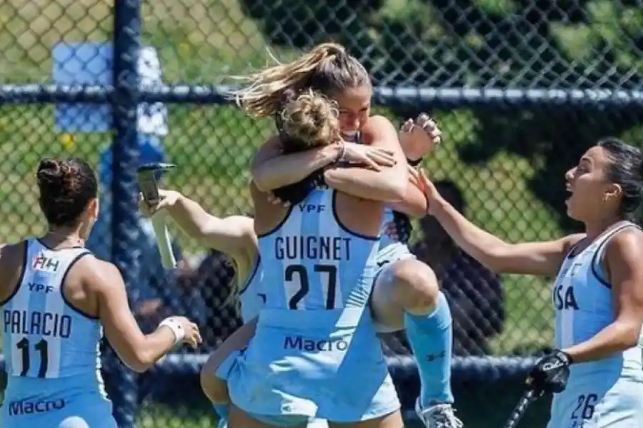 FESTEJO. Miranda se acerca desde la derecha a festejar uno de los goles que Las Leoncitas marcaron ante Chile.