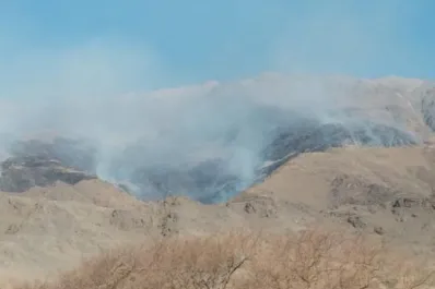 Tafí del Valle: Brigadistas y bomberos continúan trabajando para extinguir el fuego en el Cerro Muñoz