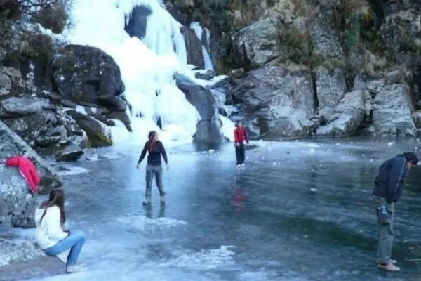 Por la ola polar, se congeló una cascada de 30 metros de altura en Córdoba