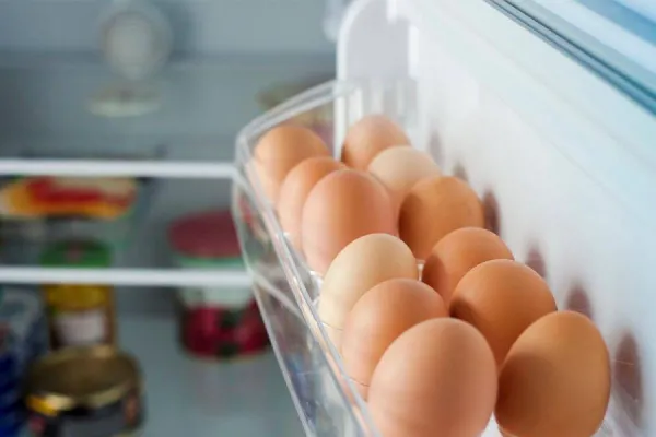 Cuidado con las bacterias: ¿los huevos deben guardarse en la heladera o fuera?