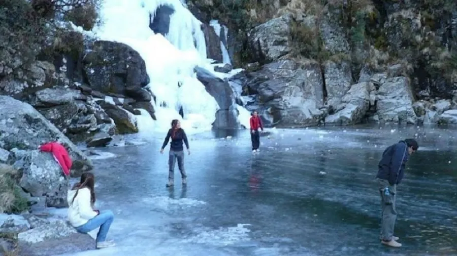 Por la ola polar, se congeló una cascada de 30 metros de altura en Córdoba