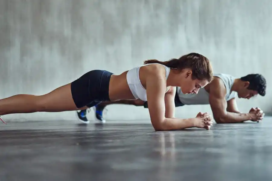 La posición de plancha es uno de los mejores ejericicos para el abdomen.