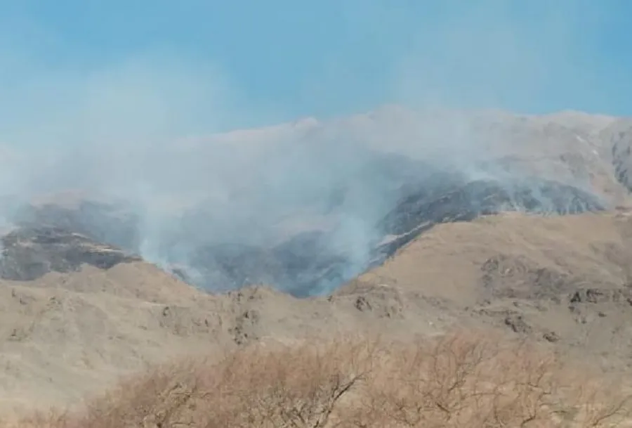 Tafí del Valle: Brigadistas y bomberos continúan trabajando para extinguir el fuego en el Cerro Muñoz