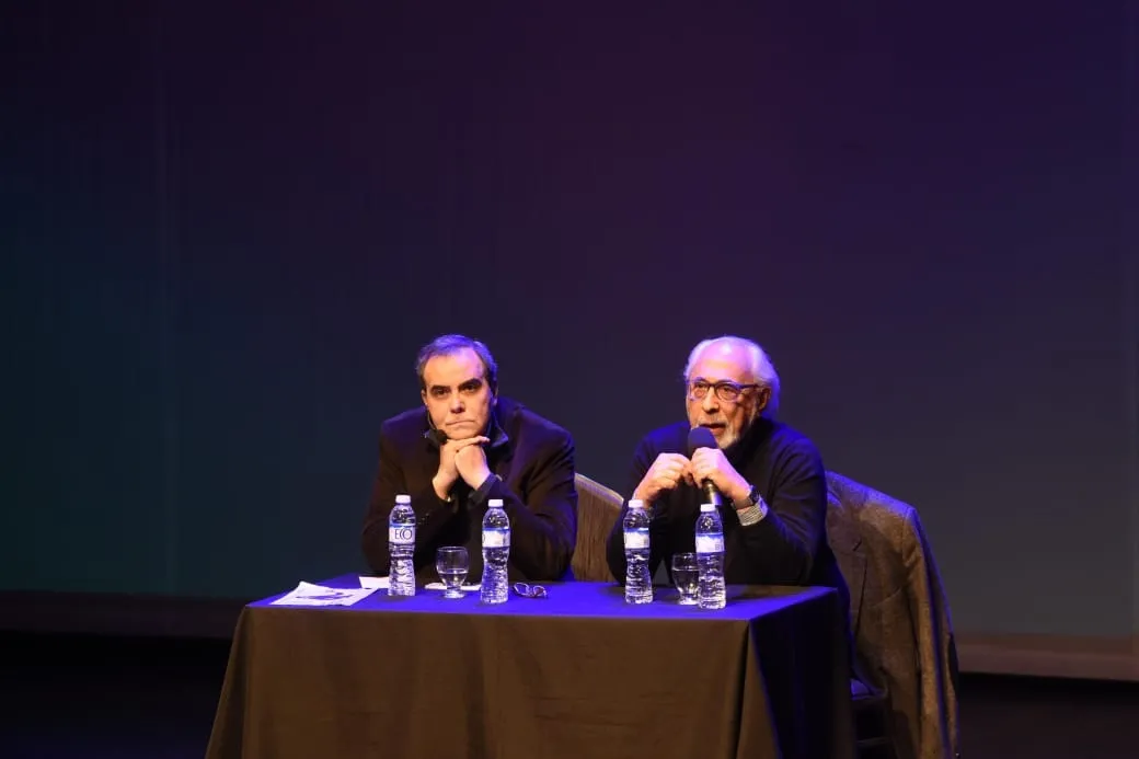 CHARLA DISTENDIDA. Santiago Kovadloff (derecha) acompañado por Jorge Brahim (izquierda) habló sobre filosofía, religión e ideología política.