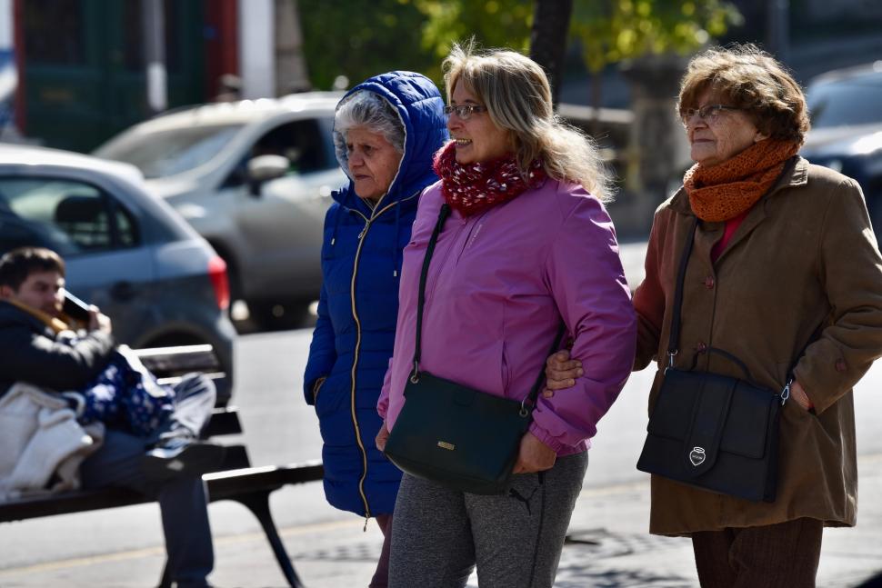 DE PASEO. A pesar del frío, tucumanos y turistas salieron a recorrrer el microcentro.