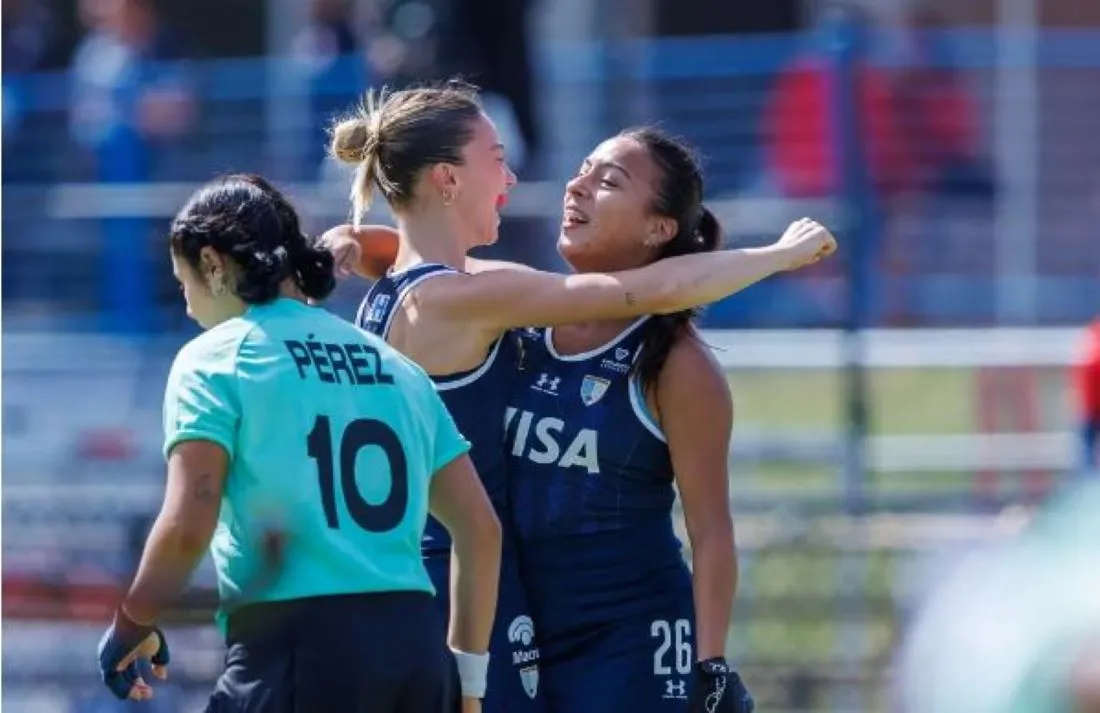 QUE SE REPITA. Miranda es saludada por una de sus compañeras luego de marcarle a México. FOTO FIH.COM