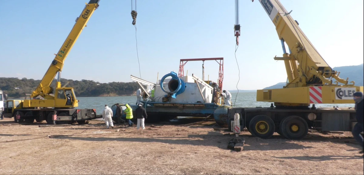 LOGÍSTICA. El tamaño de “La Niña” obligó a usar dos grúas para sacarla del agua y cargarla en el transporte.