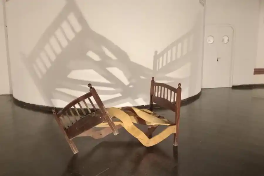 UNA CAMA DISTINTA. El trabajo de Lilian Prebisch se exhibe en el Virla.