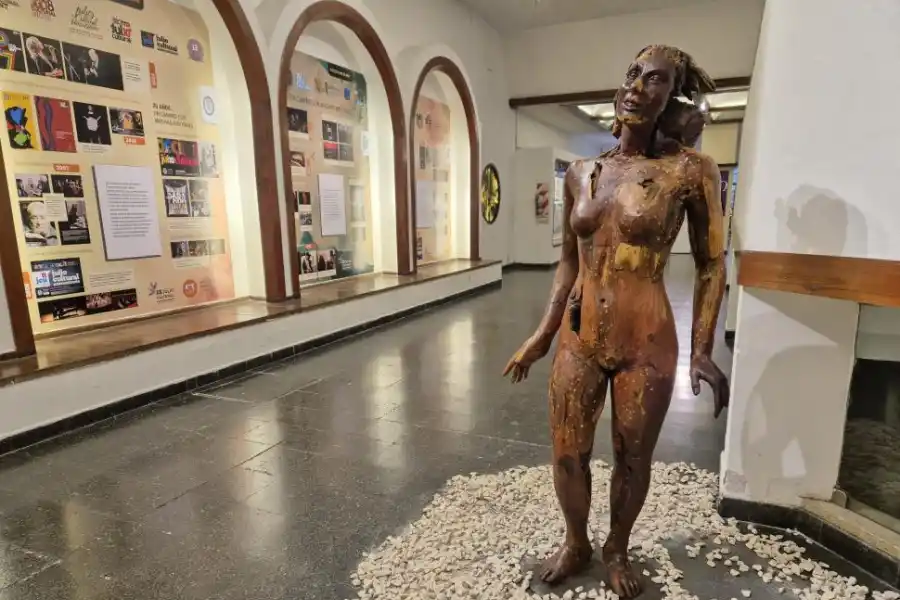 CONSTRUIR UNA MUJER. La creación en madera de Rodolfo Abella.