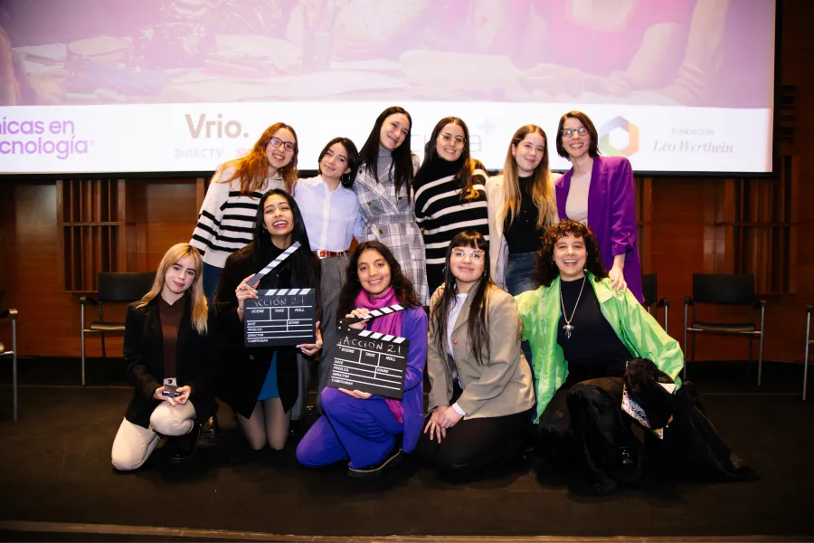 EMPODERAMIENTO. Las jóvenes protagonistas de la serie junto a Consuelo López. / CHICAS EN TECNOLOGÍA