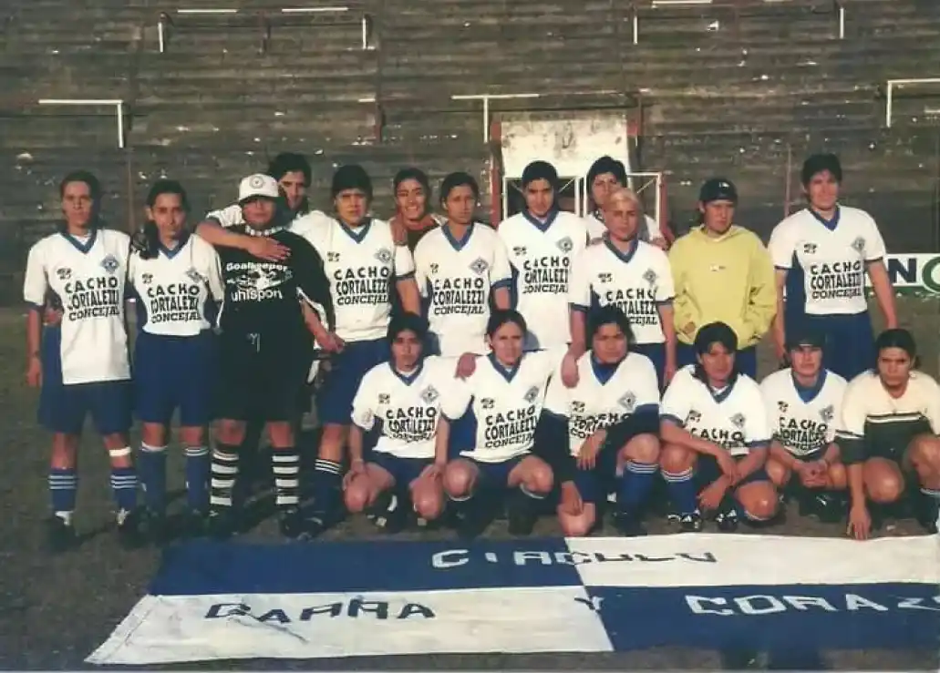 IDOLO. Formación del equipo del Círculo, Nieva con la indumentaria al estilo del arquero Chilavert. 