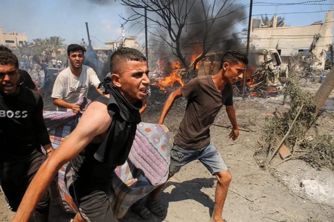 Gaza: al menos 71 palestinos murieron en un ataque israelí contra una zona de desplazados . Foto X @InternaAuzo