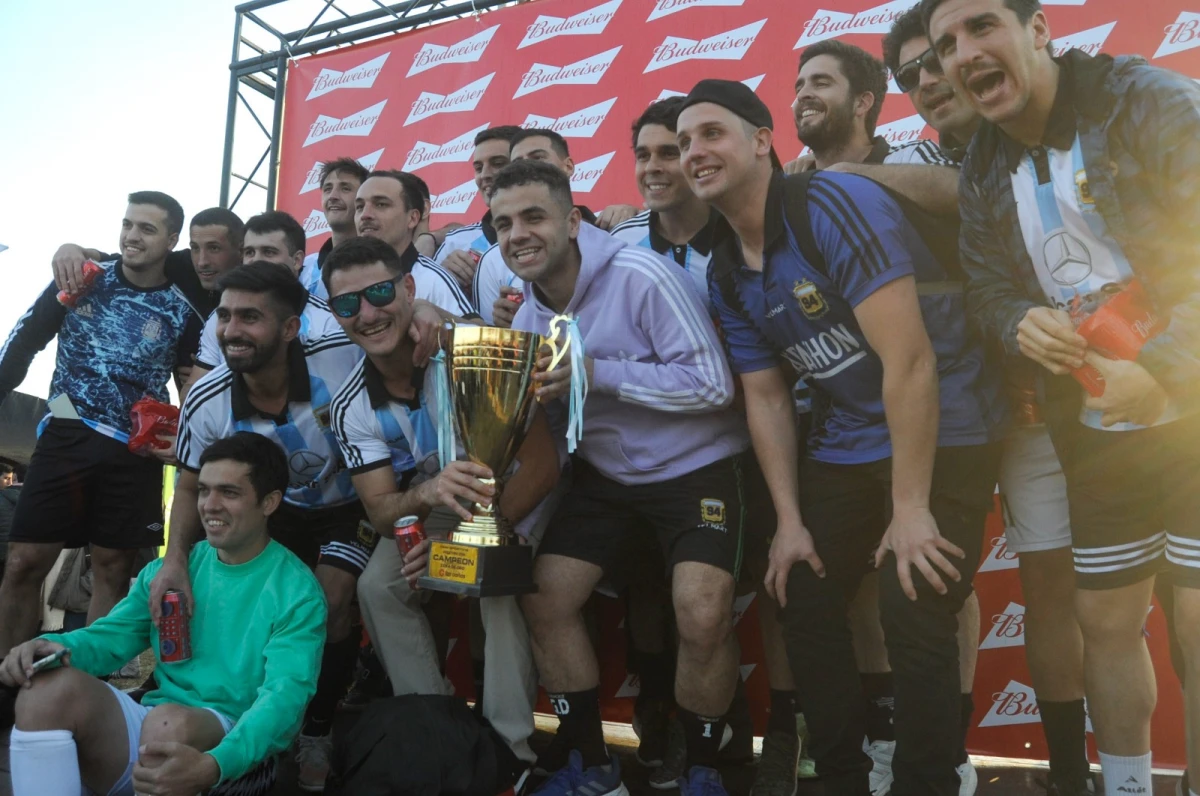 FESTEJOS. La Selección fue uno de los equipos que conquistaron la Copa de Oro, en las finales de Las Cañas.