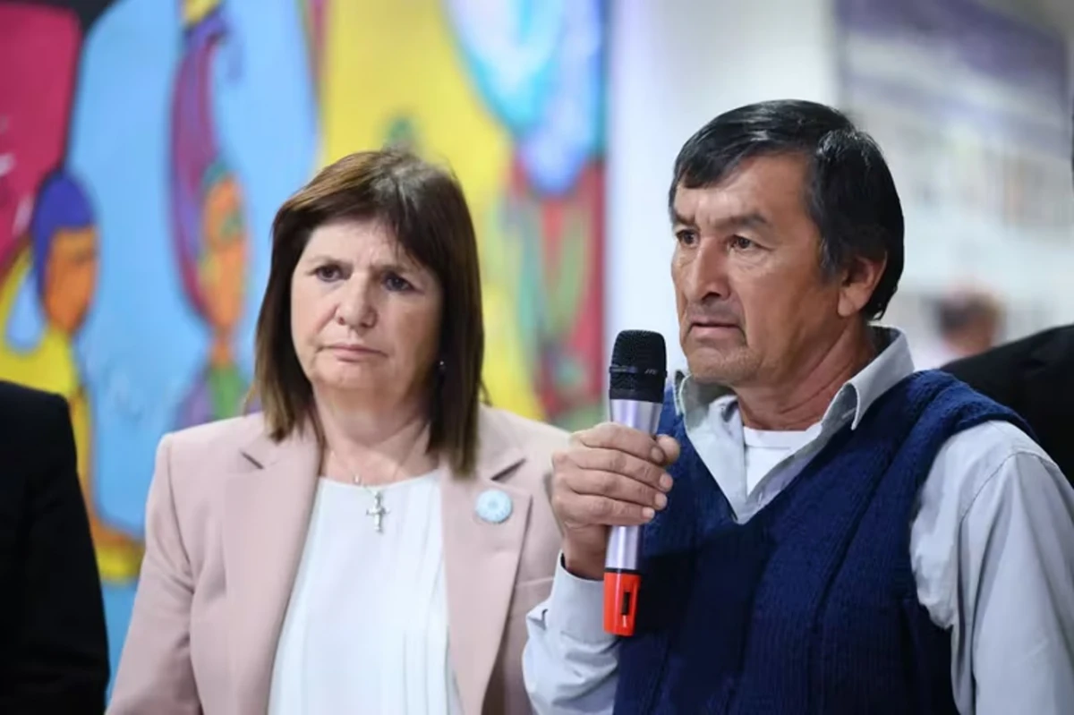 Patricia Bullrich junto al padre de Loan en el Ministerio de Seguridad.