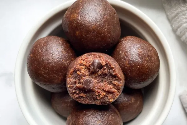 Bocaditos de brownie saludables sin ningún tipo de harinas, azúcar ni aceite: un snack ideal para cualquier hora