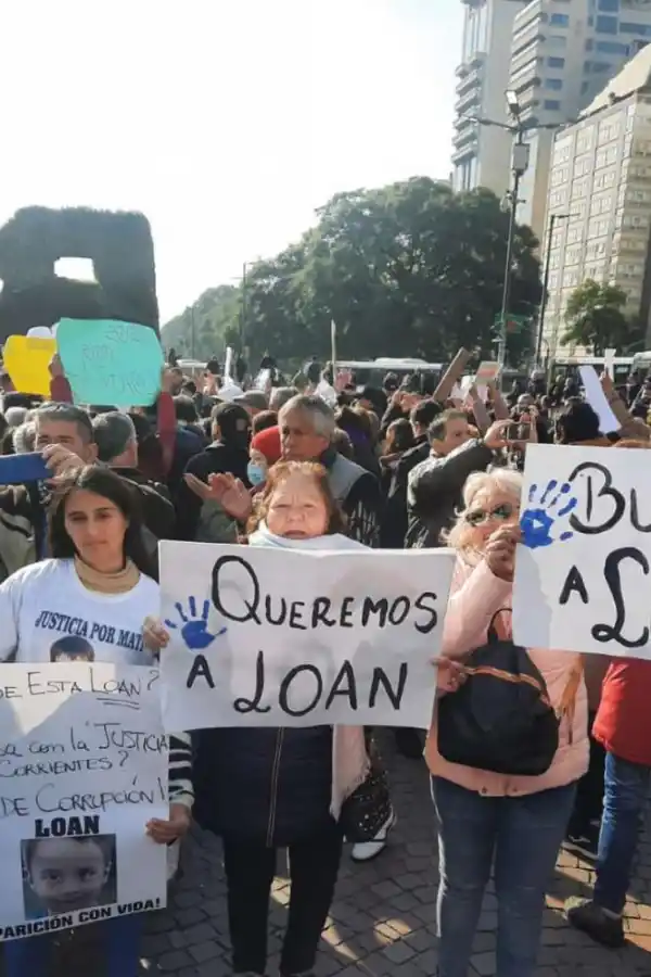 PROTESTA. Centenares de personas manifestaron en la zona del Obelisco.