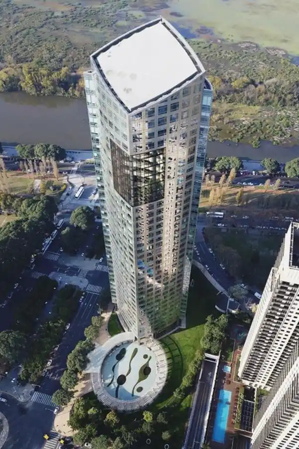 TORRE YPF. En Puerto Madero, con un jardín de invierno entre los pisos 26 y 31.