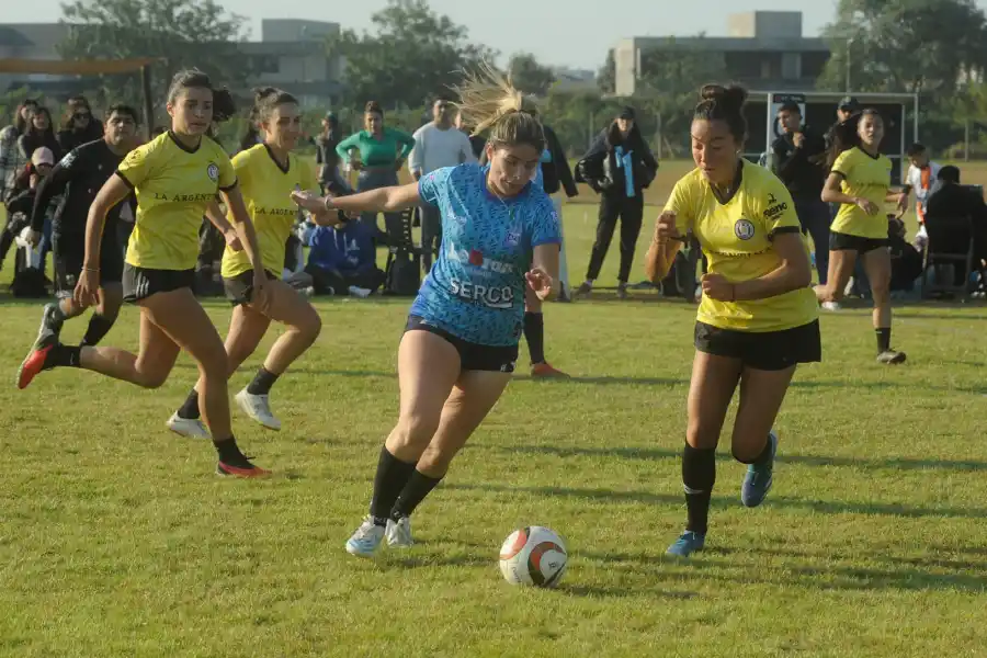 APASIONANTE. En el predio de avenida Presidente Perón y Las Rosas, los equipos disputaron las finales; en el femenino, Derrape fue una de las campeonas.
