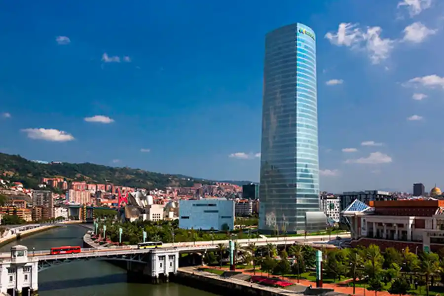TORRE IBERDROLA, en Bilbao. Se integra al lugar sin desequilibrar el medioambiente.