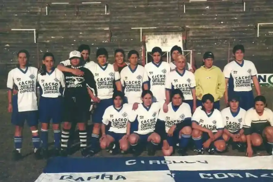 IDOLO. Formación del equipo del Círculo, Nieva con la indumentaria al estilo del arquero Chilavert. 