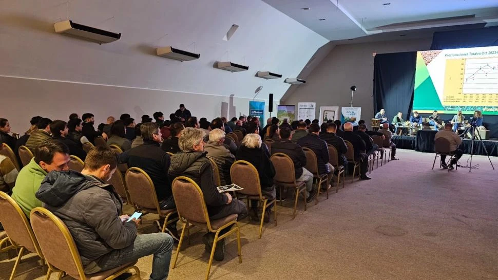 PARTICIPACIÓN. Fue numerosa la cantidad de productores que escucharon las diversas disertaciones que se dieron sobre la producción de soja en Tucumán.