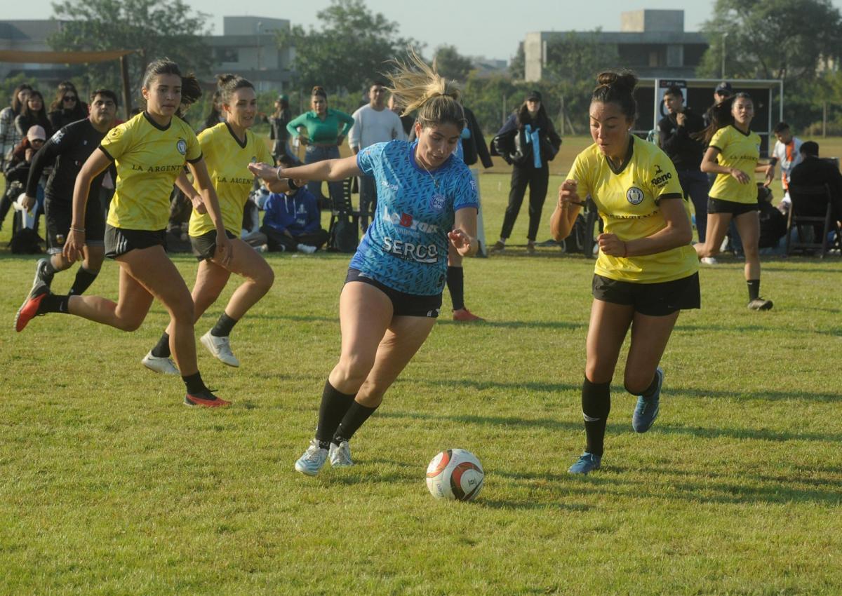 APASIONANTE. En el predio de avenida Presidente Perón y Las Rosas, los equipos disputaron las finales; en el femenino, Derrape fue una de las campeonas.