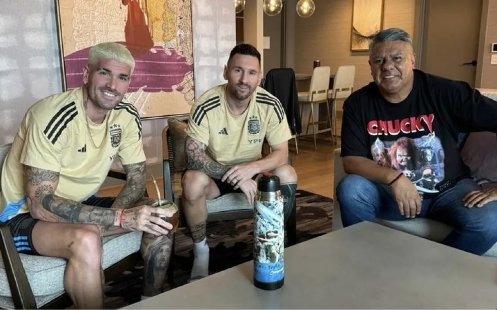 Con mates y un detalle particular: “Chiqui” Tapia repitió la cábala con Messi y De Paul en la previa a la final de la Copa América