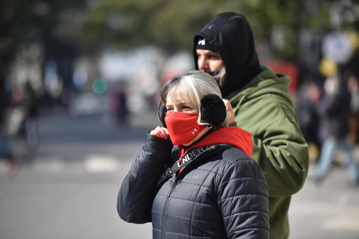 DÍAS FRÍOS. Los tucumanos buscan cómo resguardarse de las bajas temperaturas. LA GACETA/FOTO DE INÉS QUINTEROS ORIO