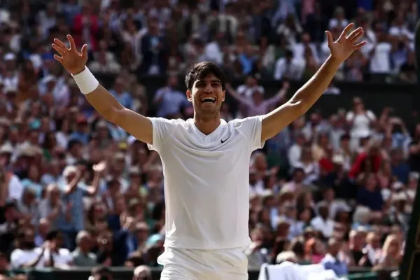 Paliza y título: Carlos Alcaraz superó a Novak Djokovic, y es el campeón de Wimbledon