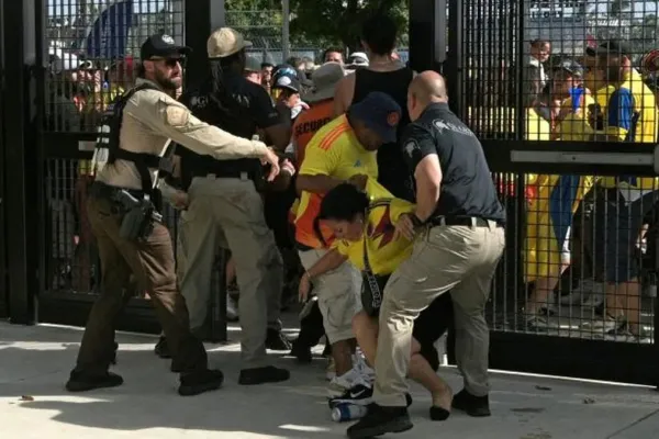Por los incidentes, la final de la Copa América arrancó una hora después