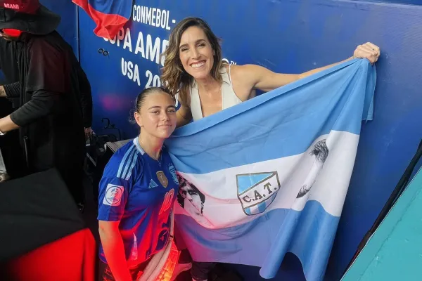 En la previa a la final de la Copa América, Soledad Pastorutti posó con una bandera de Atlético Tucumán