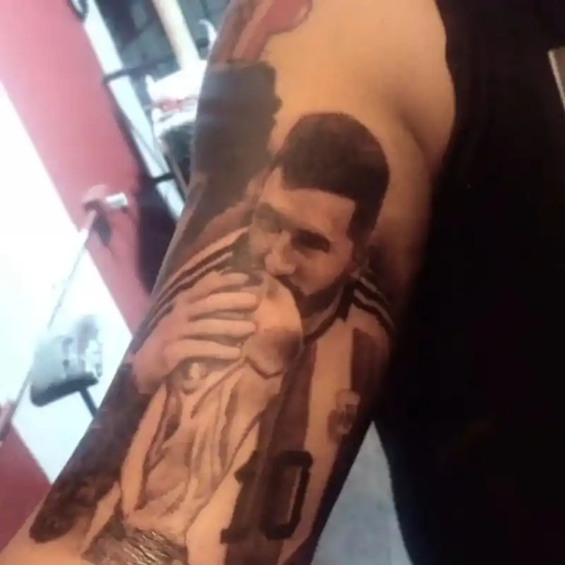 Lionel Messi, el fenómeno que inspira tatuajes, viajes y nombres