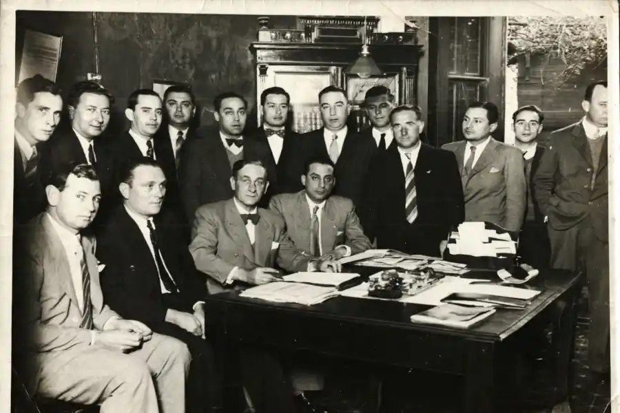 FIRMA DE LA ESCRITURA. Mario Bron y demás dirigentes concretaron la compra del nuevo terreno en noviembre de 1930.