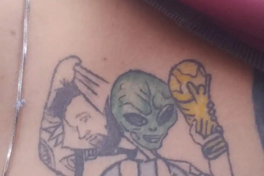 De otro planeta. Lionel Messi sacándose su cara, devenida en máscara, y abajo se descubre un alienígena. 