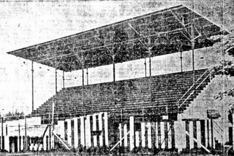 TRIBUNA METÁLICA. La oficial, ubicada sobre calle Matienzo, fue realizada en el exterior.