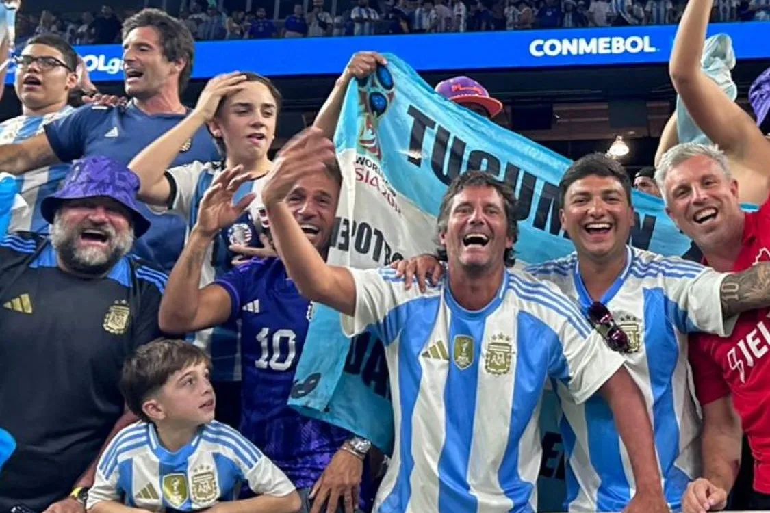 EN LA SEMIFINAL. Los tucumanos festejaron el triunfo de Argentina ante Canadá en Nueva Jersey.