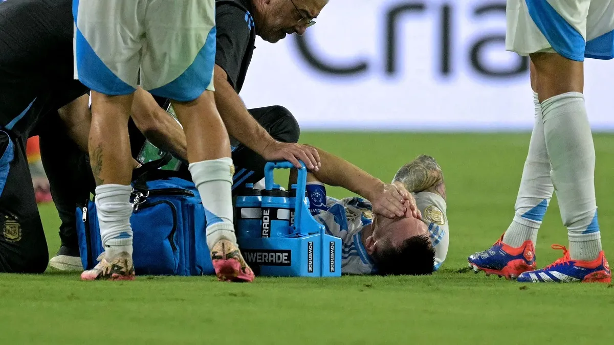 SIGNOS DE DOLOR. Lionel Messi mostró su molestia en el tobillo derecho y se fue reemplazado en la final de la Copa América.