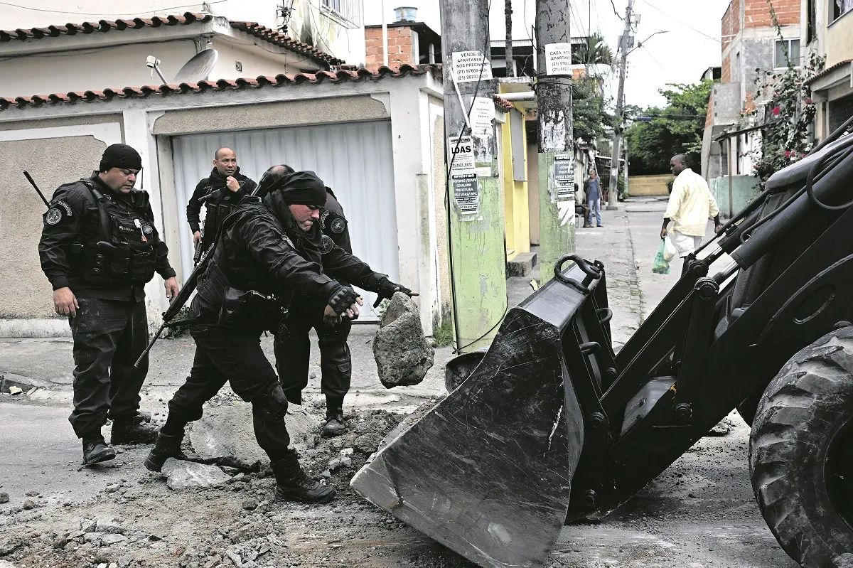 DESPEJE DE CAMINOS. La policía saca una barricada, construida por criminales en una calle de la favela Ciudad de Dios, al oeste de Rio de Janeiro.