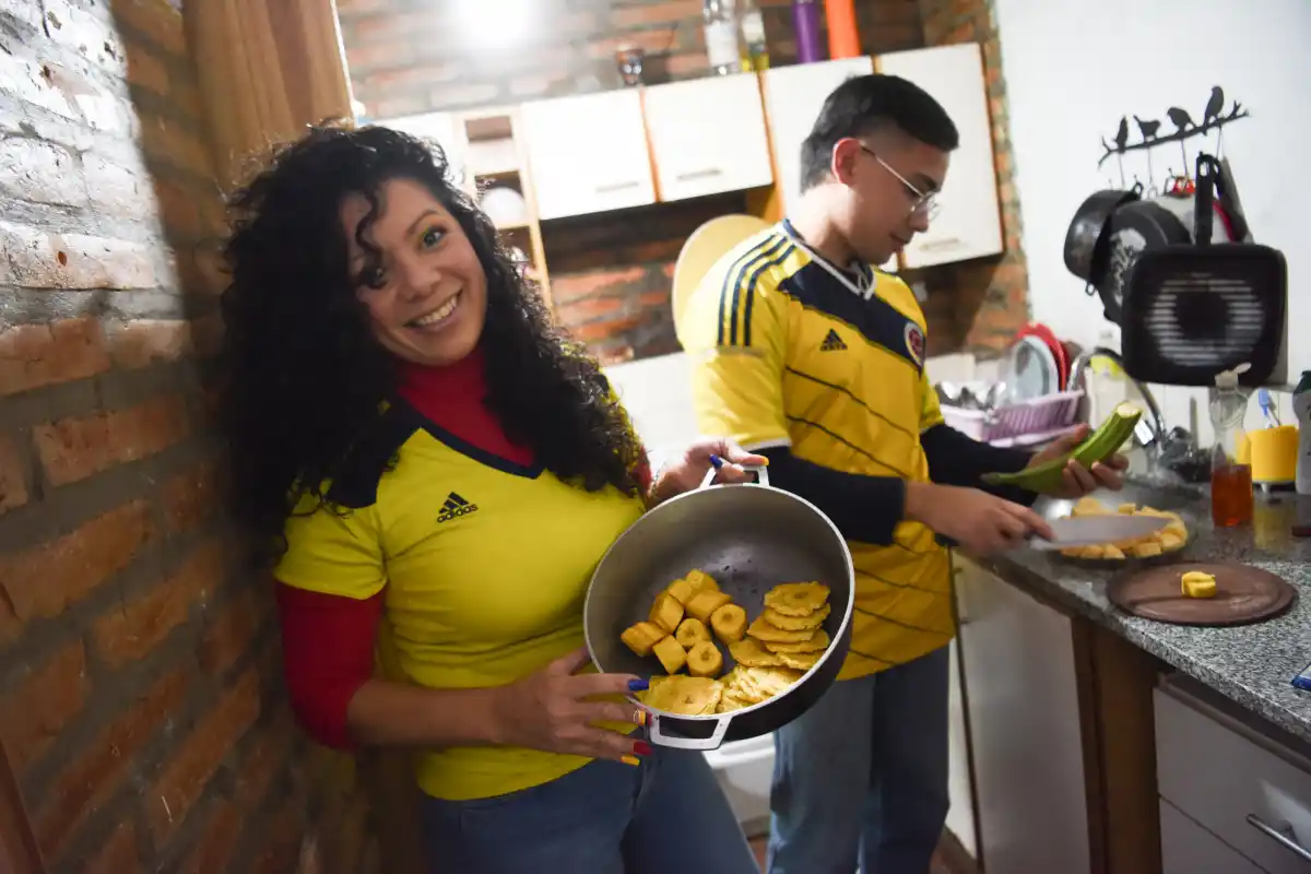 COCINA. Luz y su hijo Duvan prepararon los patacones con queso costeño. Foto: Juan Pablo Sánchez Noli - LA GACETA