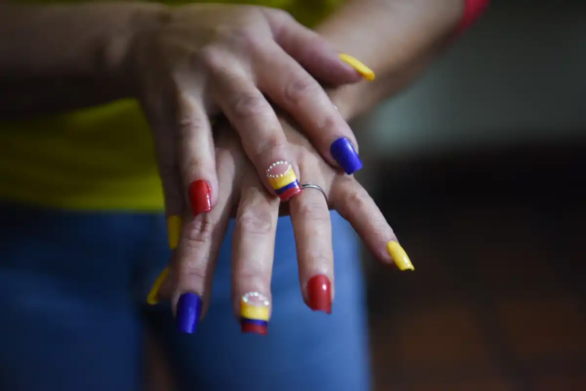 PASIÓN. Los colores de la bandera colombiana brillaron en las manos de Luz Mary. Foto: Juan Pablo Sánchez Noli - LA GACETA